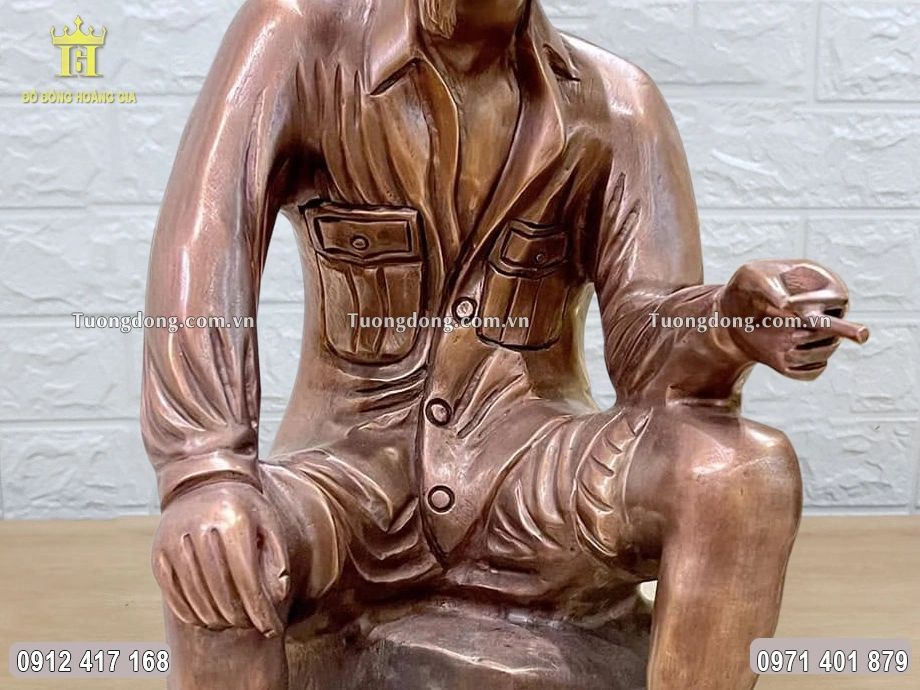 Bác mặc bộ quần áo giản dị, tay trái cầm điếu thuốc